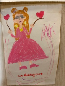 Đau lòng những bức tranh kỷ vật của bé gái 8 tuổi gửi mẹ cùng dòng chữ: "Mẹ yêu của con, con yêu mẹ rất nhiều"