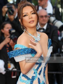 Lý Nhã Kỳ diện đầm khoe body nóng bỏng và đeo kim cương 6 tỷ đồng trong ngày 2 dự LHP Cannes