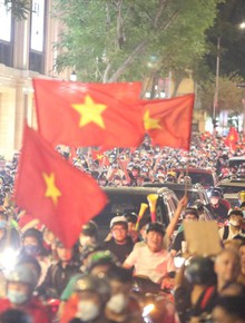 CĐV cả nước vỡ òa trong hạnh phúc, cùng đổ ra đường bắt tay nhau ăn mừng U23 Việt Nam vô địch
