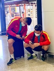 Đội tuyển Việt Nam về nước: Các cầu thủ mệt nhoài, ngồi chờ lấy hành lý