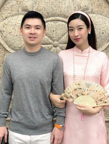 Chủ tịch CLB Hà Nội ăn mừng chức vô địch nhưng vẫn "giữ" vợ Hoa hậu khư khư: "Phải cẩn thận, giờ đất chật người đông lắm"