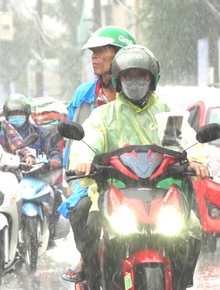 Dân công sở than trời vì mưa ngập, kẹt xe khắp TPHCM: ''Đầu tuần chưa làm được gì đã mất cả trăm nghìn tiền taxi''