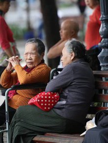 Chùm ảnh: Hà Nội sáng bình yên trong cơn gió lạnh đầu mùa, người dân co ro khoác thêm áo ấm