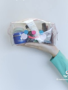 Có gì bên trong vali của các nữ tiếp viên hàng không?