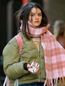 Suri Cruise cuối cùng đã bước chân vào showbiz, hé lộ mối quan hệ với Tom Cruise sau 10 năm xa cách