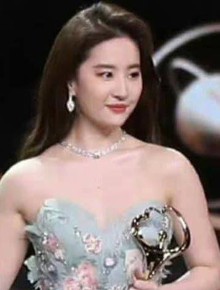 Lưu Diệc Phi bị chê béo và loạt ồn ào từ đêm hội hot nhất Trung Quốc