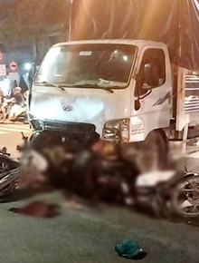 Bình Dương: Xe tải tông hàng loạt xe máy dừng đèn đỏ, 1 người chết, nhiều người bị thương