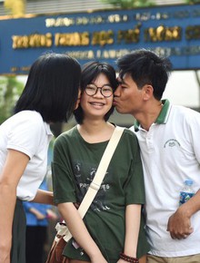 Phụ huynh dậy từ 5 giờ sáng đưa con đi thi vào lớp 10 trường THPT chuyên Ngoại ngữ