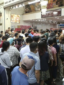 Hà Nội: Đi hơn 10km, xếp hàng chờ cả tiếng đồng hồ để mua bánh Trung thu