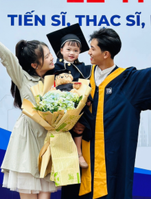Nam sinh gây sốt khi bồng cả vợ và con gái trong lễ tốt nghiệp, biết câu chuyện đằng sau càng ngưỡng mộ