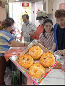 Món bánh trung thu độc đáo bán quanh năm tại khu người Hoa TP.HCM, bánh ra lò liên tục cũng không kịp bán