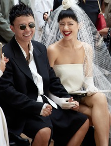 Cô Em Trendy và hôn phu chụp ảnh cưới ngay trong show KIMHEKIM, biết ý nghĩa mới thấy couple này cool!