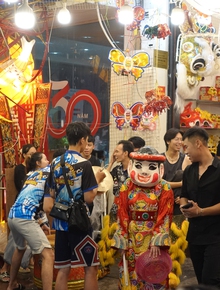 Hà Nội: Bất chấp trời mưa, nhiều người vẫn đổ về Hàng Mã, Phùng Hưng chơi Trung thu