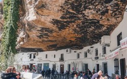 Độc lạ châu Âu: Có một nơi mà người dân thực sự sống dưới một tảng đá khổng lồ