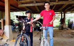 Người tặng xe mới cho cậu bé Quyết Chiến: "Toàn bộ tiền đấu giá xe đạp cũ tôi sẽ gửi gia đình để có chi phí điều trị cho em của Chiến"