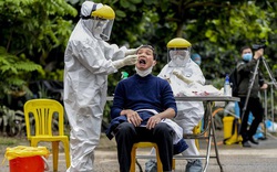 Ảnh: Cận cảnh lấy mẫu dịch xét nghiệm SARS-CoV-2 tại chỗ cho 41 F1, nơi bệnh nhân 243 sinh sống ở Hà Nội