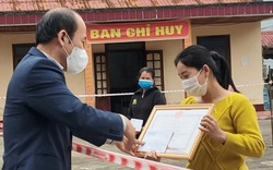 Khen thưởng, động viên cô và trò hoàn thành lớp học trong khu cách ly tập trung