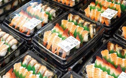 Mấy cái hộp nhựa đen đựng sushi trong siêu thị, trông thì ngon, nhưng độc hại cỡ nào?