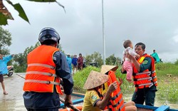 Lũ lên nhanh, hàng chục nhà dân ở Quảng Ngãi chìm trong biển nước