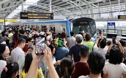 Cả TP.HCM đổ về Metro số 1:  Người dân xếp hàng dài cả km chờ lên tàu, có nhà lặn lội 5 giờ sáng từ Long An lên để "đi thử một lần trong đời"