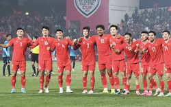 Cận cảnh: Xuân Son bị kéo rách áo, hưởng penalty và ghi bàn giúp ĐT Việt Nam "xé lưới" Singapore