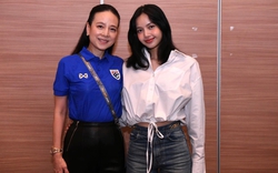 Khung hình quyền lực: Lisa (BlackPink) rạng rỡ bên Madam Pang, nhan sắc nữ Chủ tịch bóng đá Thái Lan ở tuổi 58 trẻ trung ngỡ ngàng