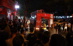 Hiện trường vụ cháy ở Vũ Tông Phan, nhiều người hốt hoảng tràn ra đường theo dõi