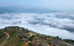 Du khách thích thú trải nghiệm ‘bản làng trên mây’ ở Yên Bái