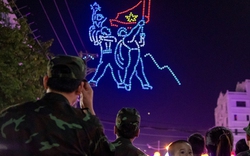 Bầu trời Điện Biên rực rỡ với màn trình diễn của 700 drone phát sáng, du khách và người dân thích thú ghi lại từng chi tiết