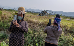 Bà con mặc áo chống nắng, rủ nhau chụp ảnh cùng dàn máy bay trực thăng biểu diễn trên bầu trời Điện Biên