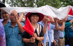Không khí Điện Biên ngay lúc này: Trời đã đổ mưa nhưng bà con ai nấy đều phấn khởi chờ xem lễ duyệt binh chính thức