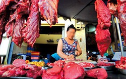 Đi chợ nên mua thịt bò treo trên móc hay đặt dưới bàn? Chọn loại này có nhiều ưu điểm hơn hẳn