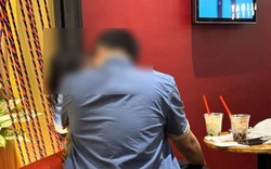 Xôn xao hình ảnh cặp đôi ôm hôn nhau giữa quán cà phê khiến dân mạng tranh cãi: Liệu nơi công cộng thì có thể thoải mái như vậy?
