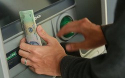 Toàn bộ thẻ thanh toán cá nhân của một ngân hàng chỉ còn được rút tiền ATM tối đa 10 triệu đồng/thẻ/ngày