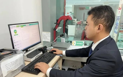 Bà cụ đến ngân hàng yêu cầu rút 11 sổ tiết kiệm, tất cả đều chưa đến ngày đáo hạn: Nhân viên ngân hàng kiên quyết từ chối phục vụ, lý do vì sao?