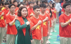 Nữ hiệu trưởng bỏ tiền túi thưởng học sinh đạt giải đi nước ngoài