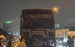 Hà Nội: Xe tải bốc cháy ngùn ngụt ở đường Vành đai 3 trên cao