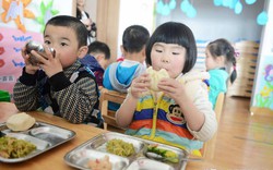 Giáo viên đăng ảnh bữa trưa rồi xoá sau 2 giây, phụ huynh tinh ý chụp lại: Đóng tiền cao, con ăn cái gì đây?