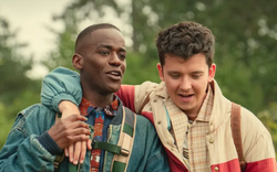 Xem phim Sex Education, tôi phải xuýt xoa vì câu này: Càng nghe càng thấy thấm, phải lấy giấy bút ra chép lại để dạy dỗ con!