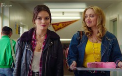 Xem phim Sex Education, tự dưng nghĩ đến chuyện ở lớp con trai tôi: Có 2 phụ huynh từng thân thiết rồi lại cạch mặt nhau vì điều này!