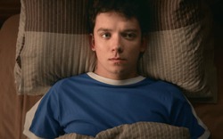 Xem phim Sex Education, tự dưng tôi nhớ đến câu chuyện chị hàng xóm vô tư kể vài ngày trước: Phản cảm vô cùng!