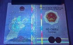 Vô tình soi tia UV lên hộ chiếu Việt Nam, cô gái sững sờ trước hình ảnh hiện ra