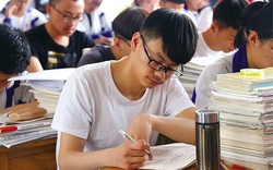 Nam sinh chỉ thiếu 2 điểm là đỗ đại học top 1 cả nước, mẹ yêu cầu phúc khảo, 11 chữ con ghi trên bài thi khiến bà điếng người