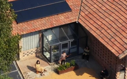 Nữ tiến sĩ biến nhà cũ thành biệt thự hơn 1.000m2 cho bố nghỉ hưu: “Kinh phí hết 1,4 tỷ đồng nhưng tương lai không tốn tiền điện”