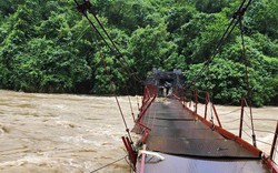 Căn nhà hai tầng đổ sập trong tích tắc vì lũ dữ ở Tuyên Quang: Hoàn cảnh đáng thương của gia đình