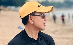 Ngoại hình nam ca sĩ U60 mới công khai bạn gái, thần thái trẻ trung hiếm thấy