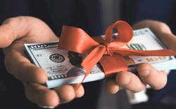 Một ngân hàng buộc các nhân viên trả lại tiền t...