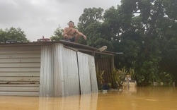 Trận lũ lịch sử ở Huế: Nước chưa rút, người dân lên mái nhà chờ cứu hộ