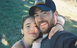 "Captain America" Chris Evans chào đón con đầu lòng ở tuổi 44