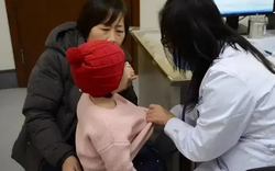 Bé gái 5 tuổi liên tục kêu “đau mông”, đi khám bác sĩ lắc đầu: “Đến muộn rồi!”